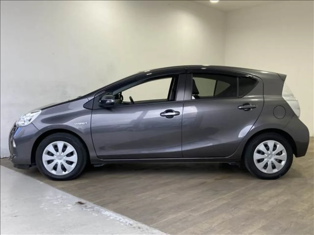 トヨタ　アクア G 画像3